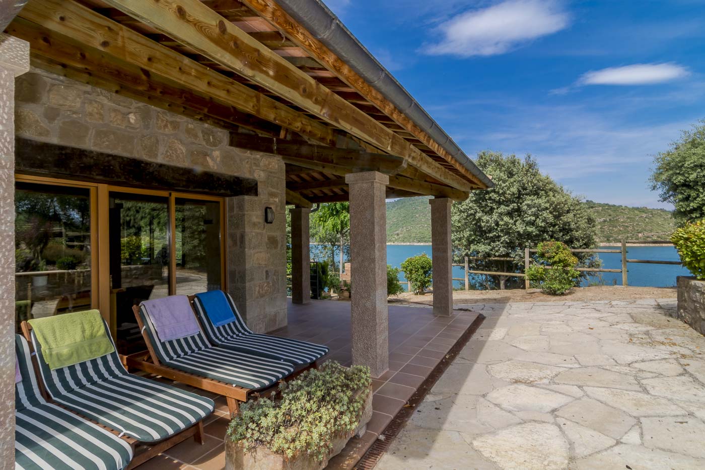 Porche con sombra a un lado de la casa